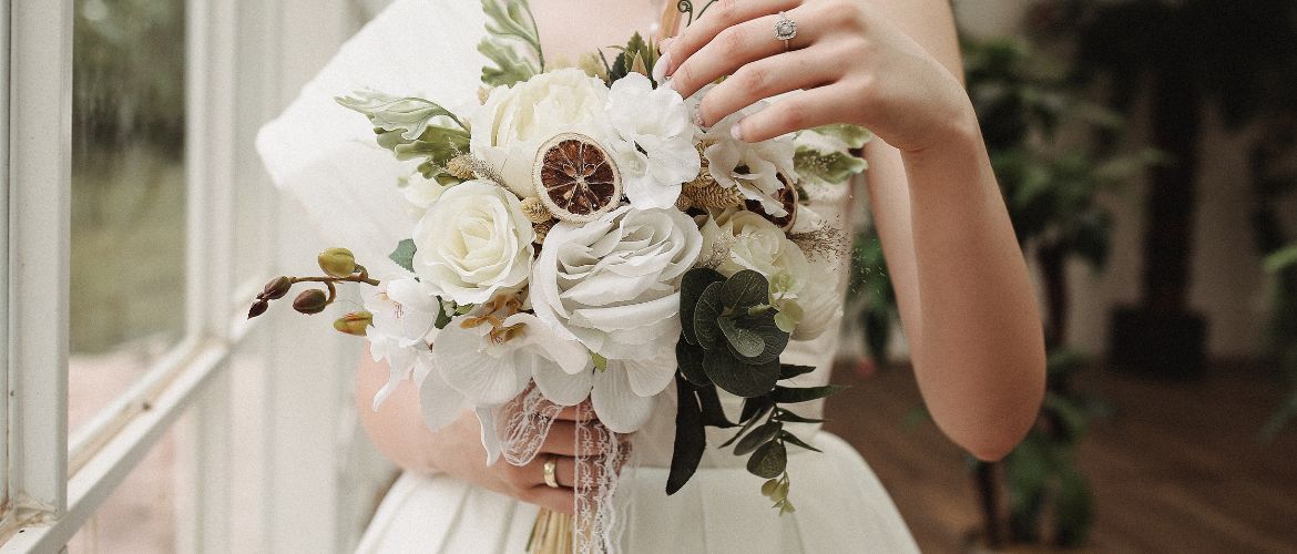 The role of your bouquette in wedding compositions